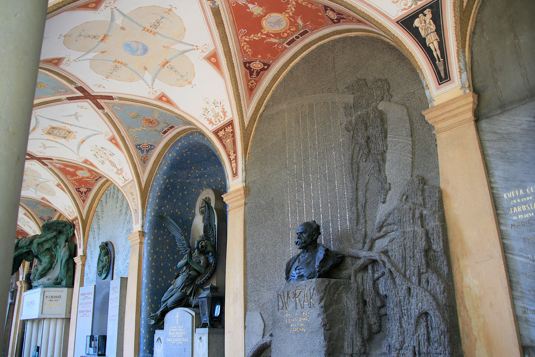 VYŠEHRADSKÝ HŘBITOV A SLAVÍN 